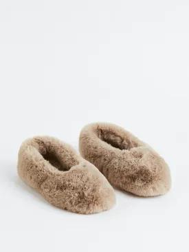 Beige faux fur slippers