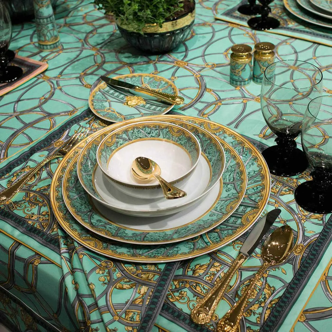 Versace meets Rosenthal La scala del Palazzo Deep plate diam. 22 cm. green